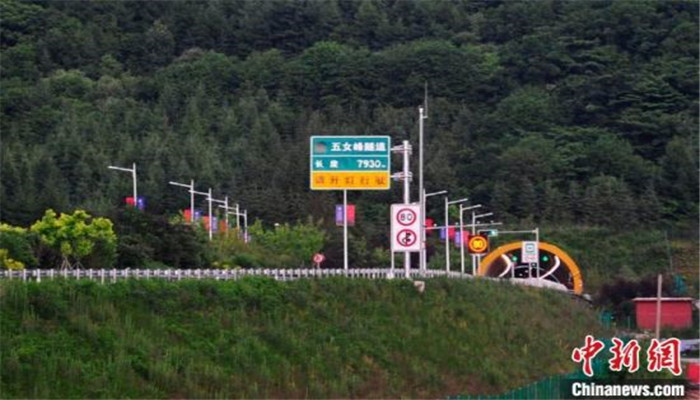 吉林逢山開(kāi)路 “最長(zhǎng)”隧道讓經(jīng)濟(jì)活起來(lái)