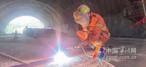象山灣疏港高速鳳盤山隧道雙洞貫通