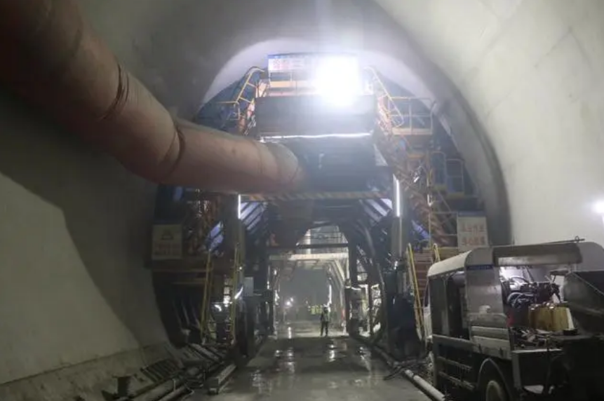 西十高鐵西嶺隧道施工傳捷報(bào)