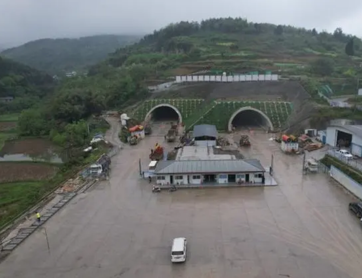 渝遂高速復(fù)線云霧山1號隧道全線貫通