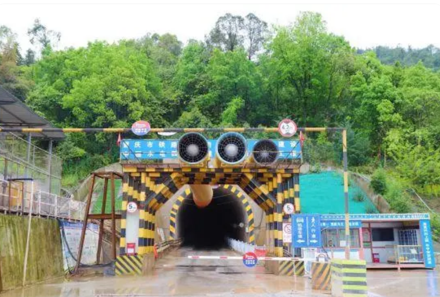 重慶軌道交通27號線縉云山隧道雙線順利貫通