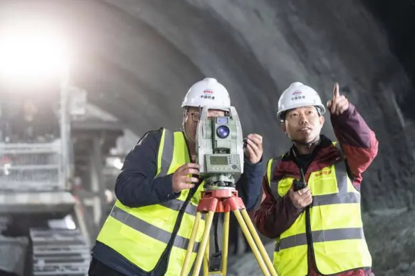數(shù)十萬建設(shè)者攻堅10年！川青鐵路德勝隧道今日全線貫通(圖2)