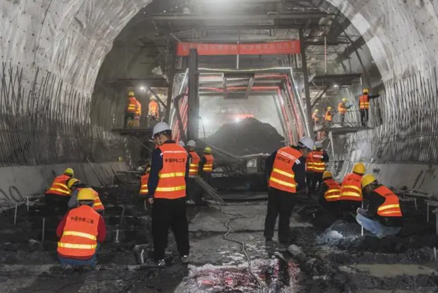 數(shù)十萬建設(shè)者攻堅10年！川青鐵路德勝隧道今日全線貫通(圖3)