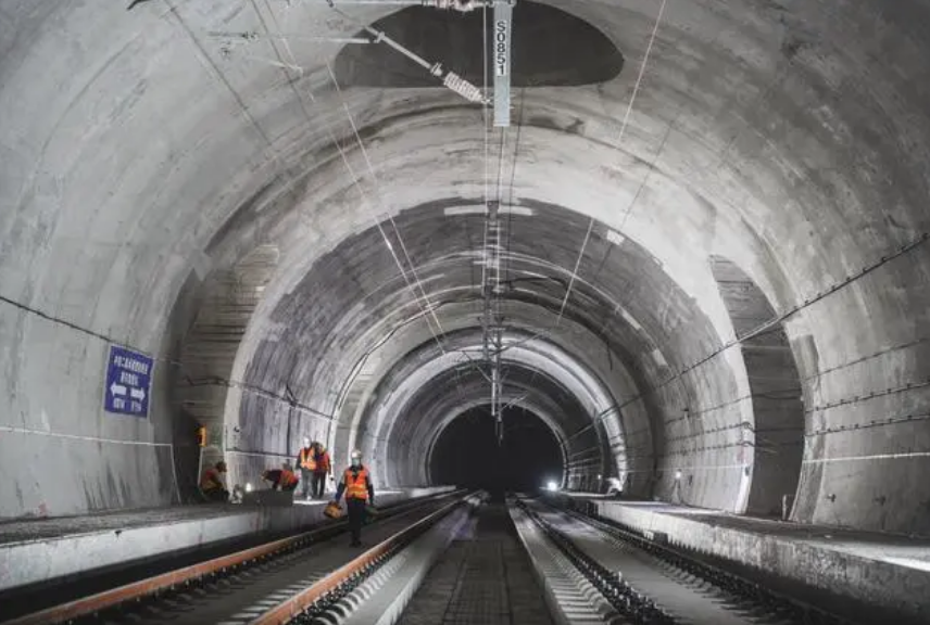 數(shù)十萬建設(shè)者攻堅10年！川青鐵路德勝隧道今日全線貫通(圖4)